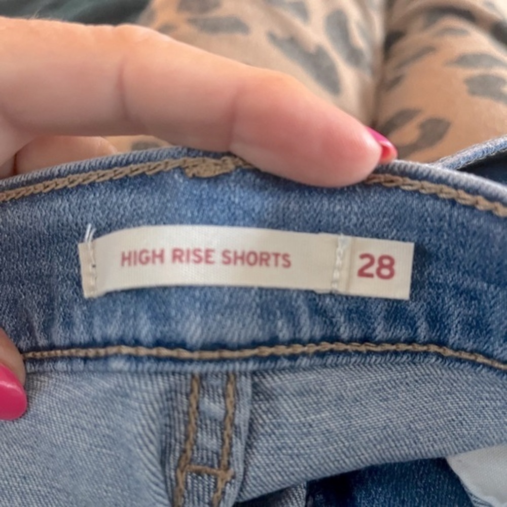 Levi's High-Rise Denim Cut-off Shorts in Sapphire Dust Size 28 - Picture 8 of 9